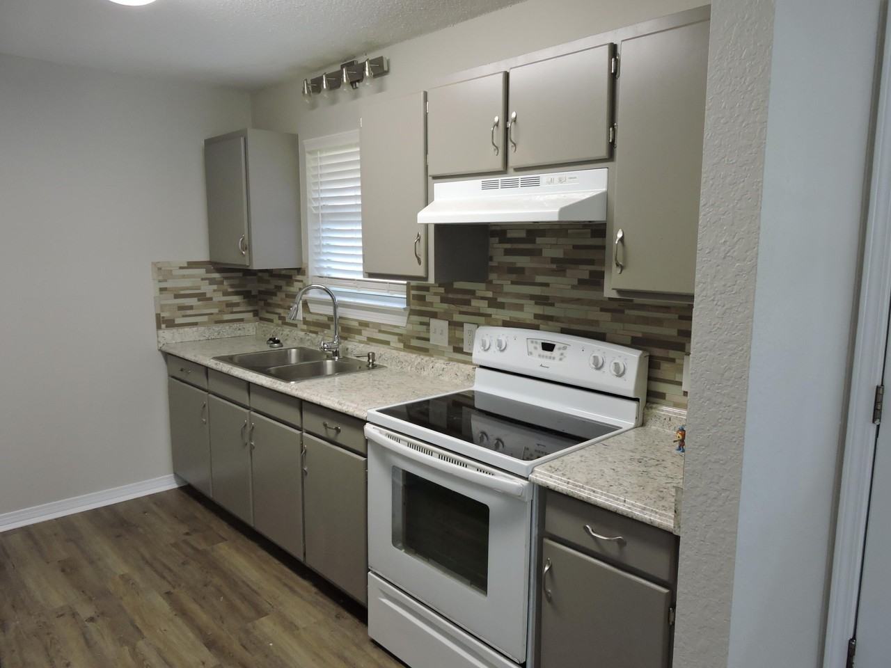 692 E Williams Ave - Photo 2 of 14