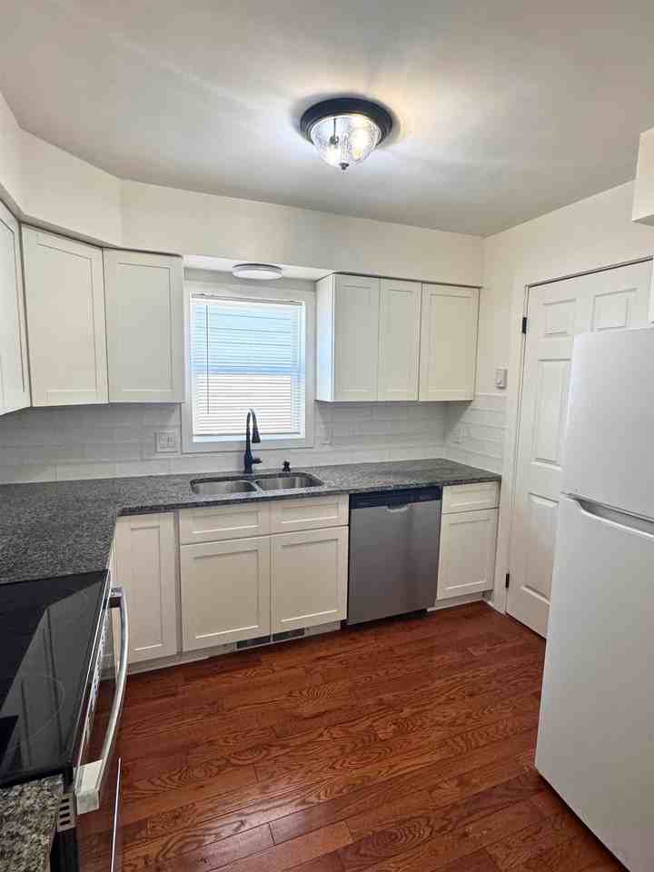 123 Orient Ave - Photo 5 of 13