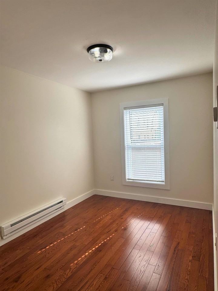 123 Orient Ave - Photo 7 of 13