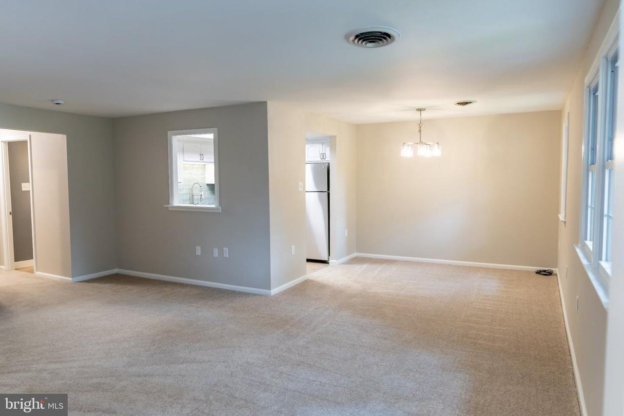 1108 Yardley Cmns - Photo 3 of 17
