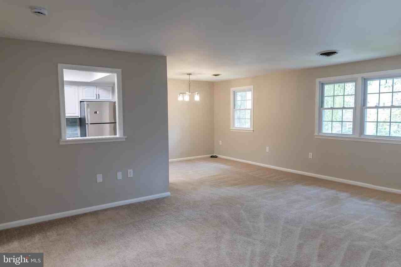 1108 Yardley Cmns - Photo 4 of 17
