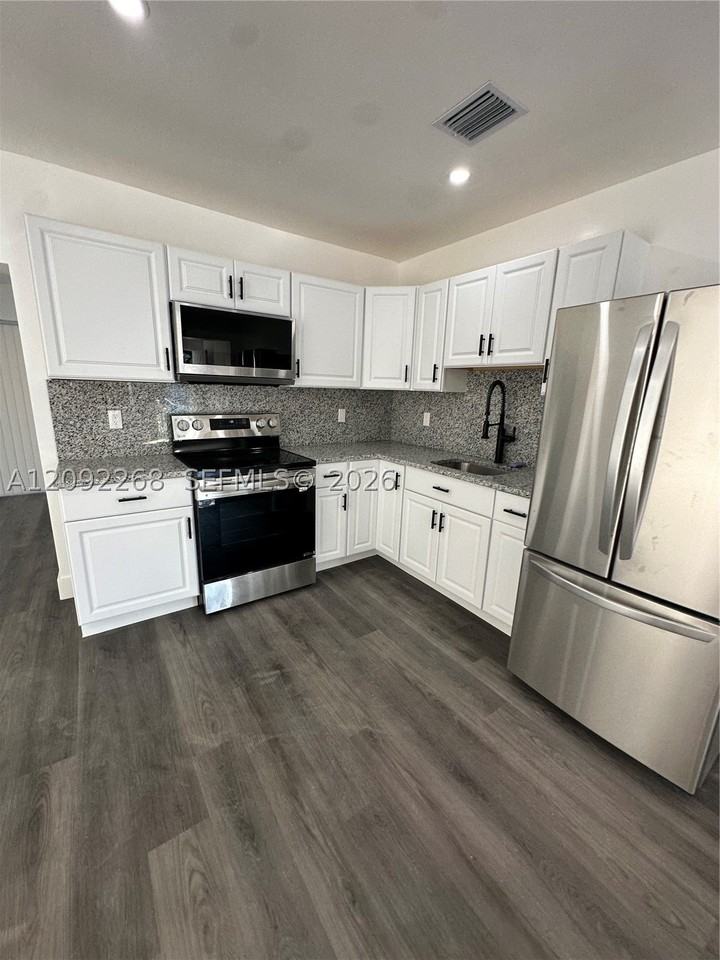 821 Nw 20th Ave #821 - Photo 3 of 12
