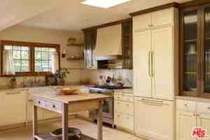 featured image of 655 Angelus Pl