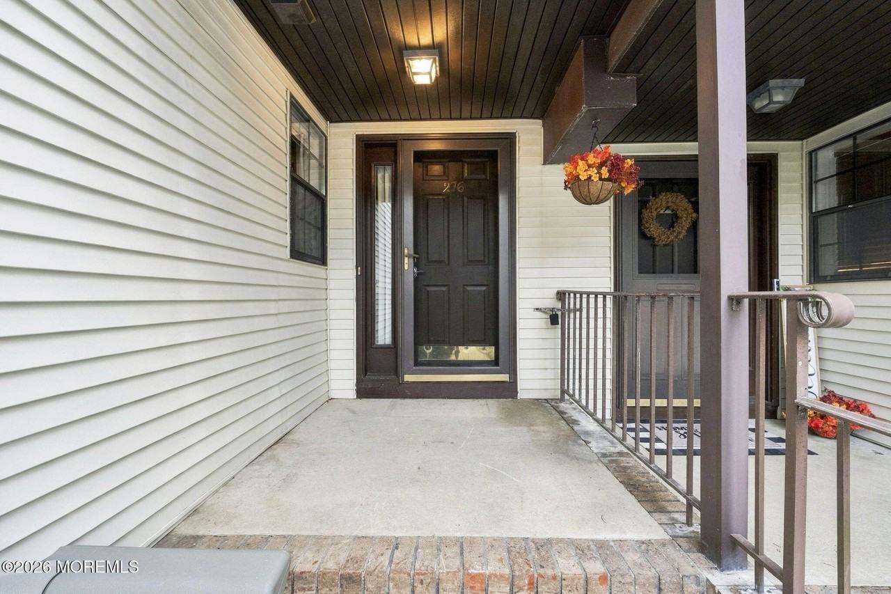 276 Longwood Dr - Photo 2 of 24