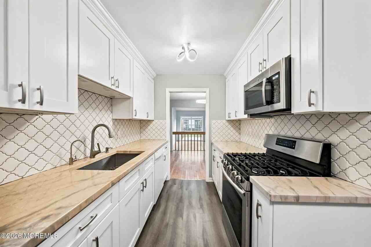 276 Longwood Dr - Photo 5 of 24