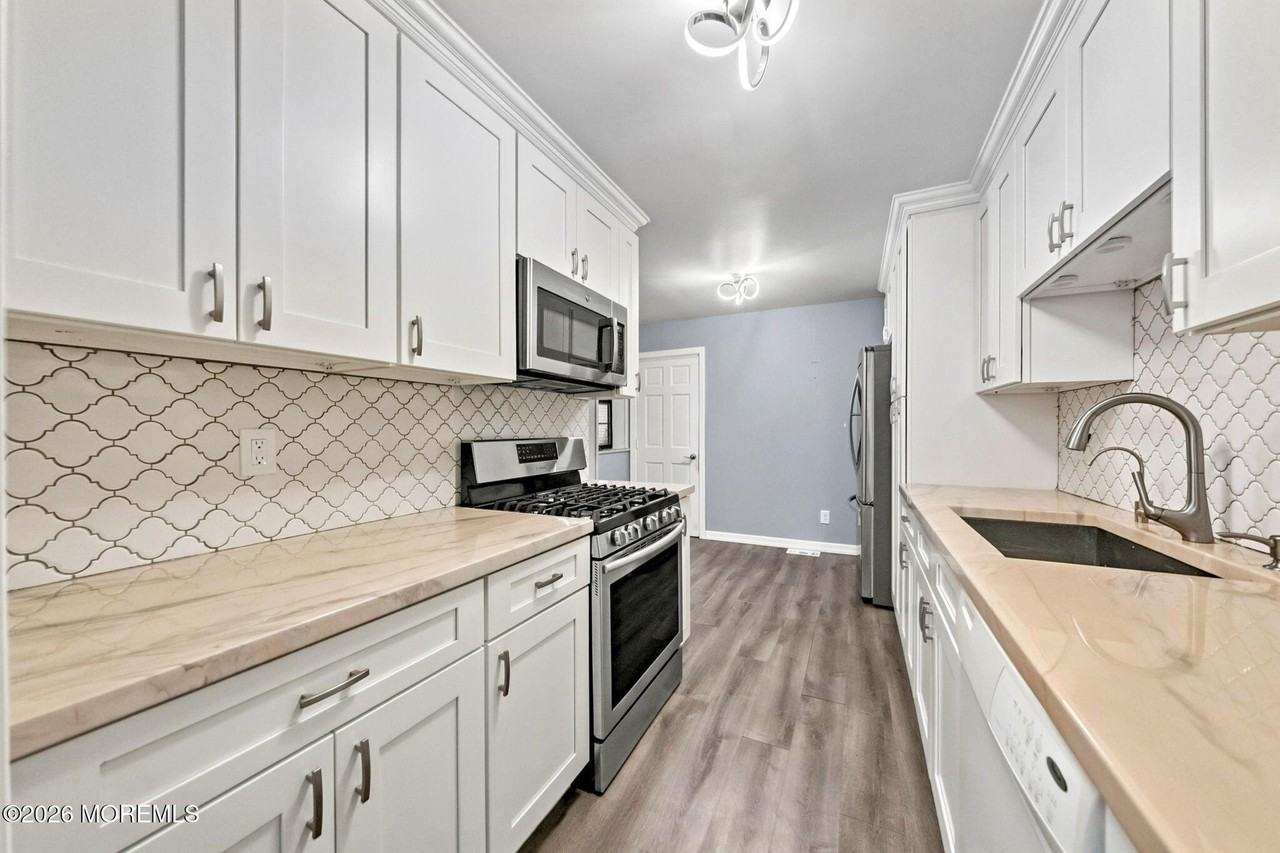 276 Longwood Dr - Photo 6 of 24