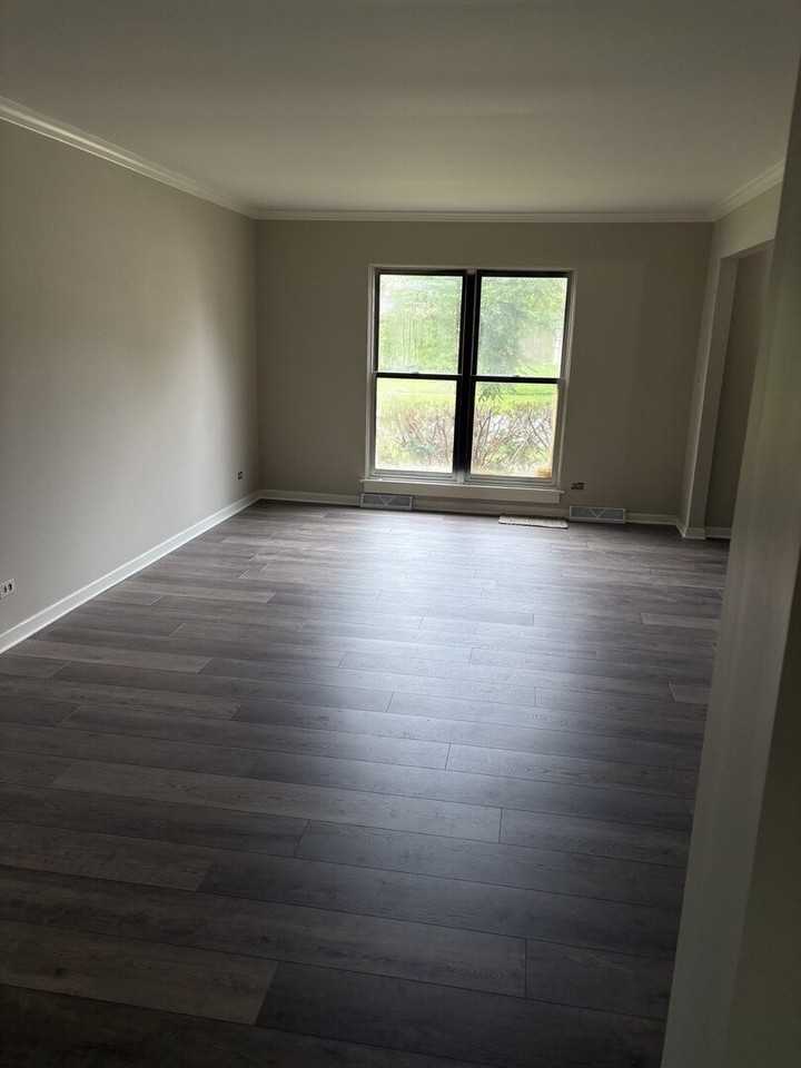 2284 Salisbury Dr - Photo 3 of 13