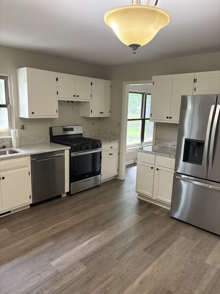 2284 Salisbury Dr - Photo 4 of 13