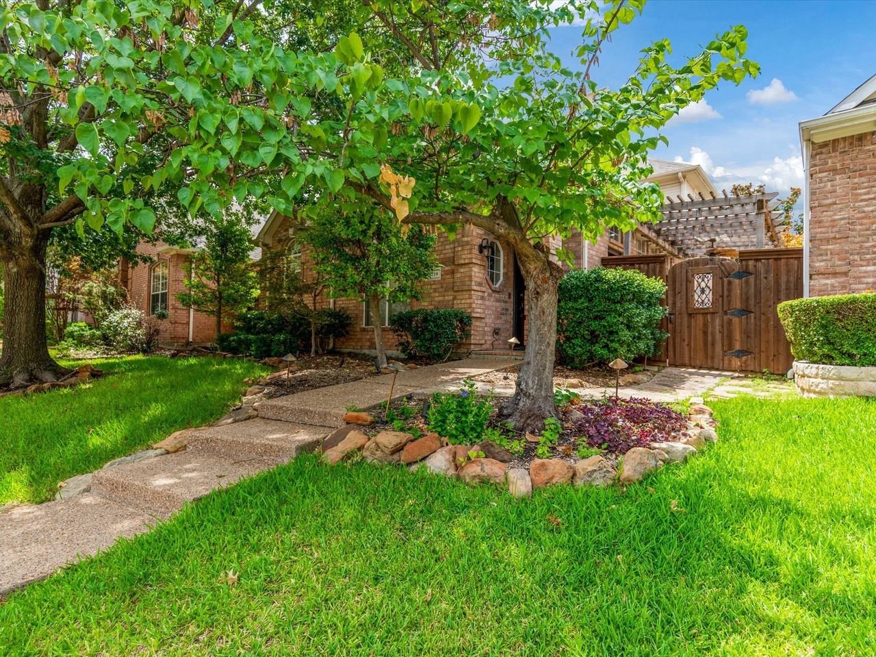 8129 Springmoss Dr - Photo 4 of 40