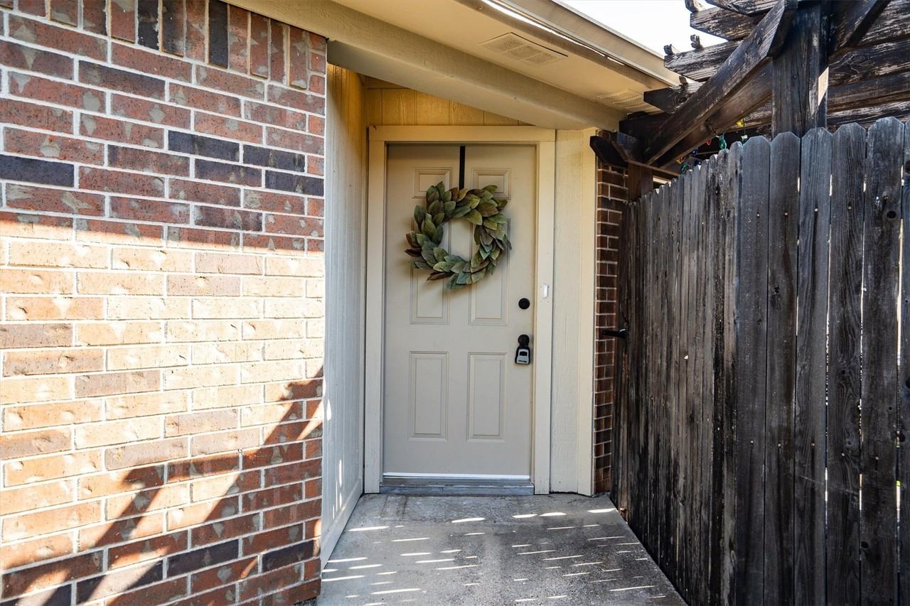 726 Michol St - Photo 3 of 27