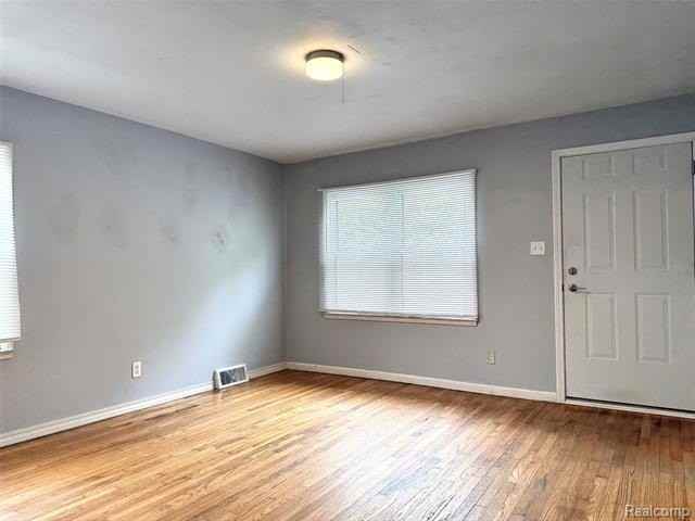 2330 Rowland Ave - Photo 5 of 18