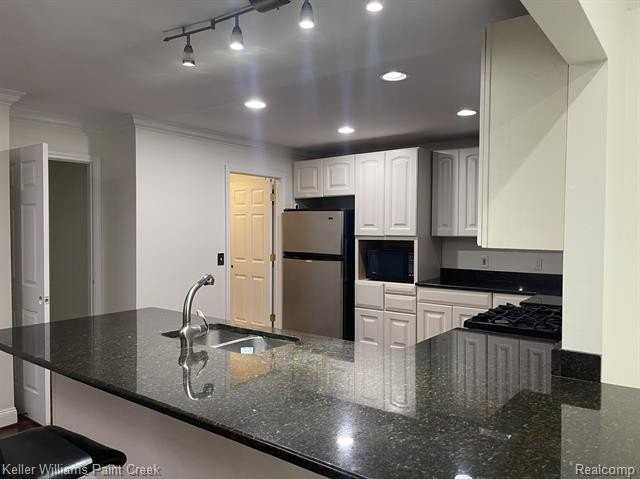 1630 Valdosta Cir - Photo 5 of 16