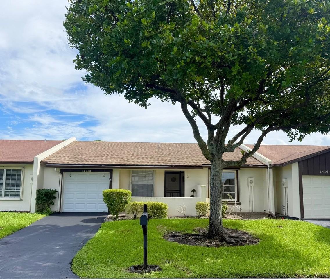 15860 Laurel Oak Cir