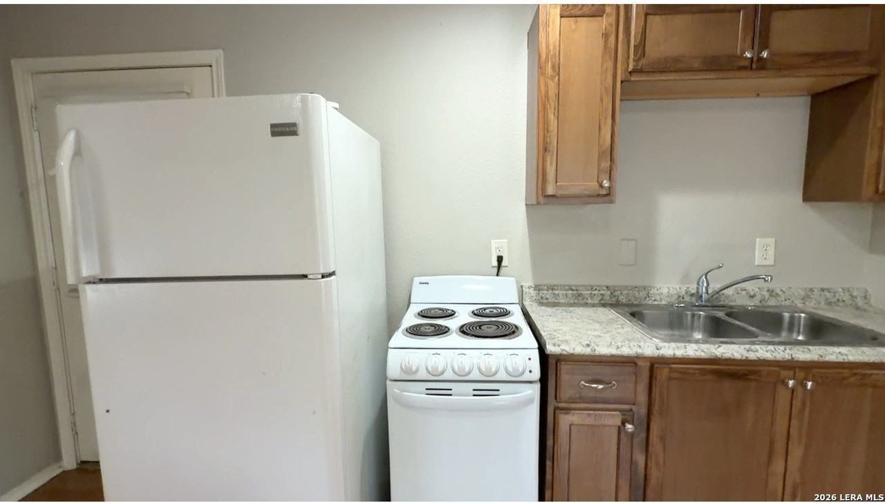 902 W Kings Hwy #3 - Photo 2 of 10