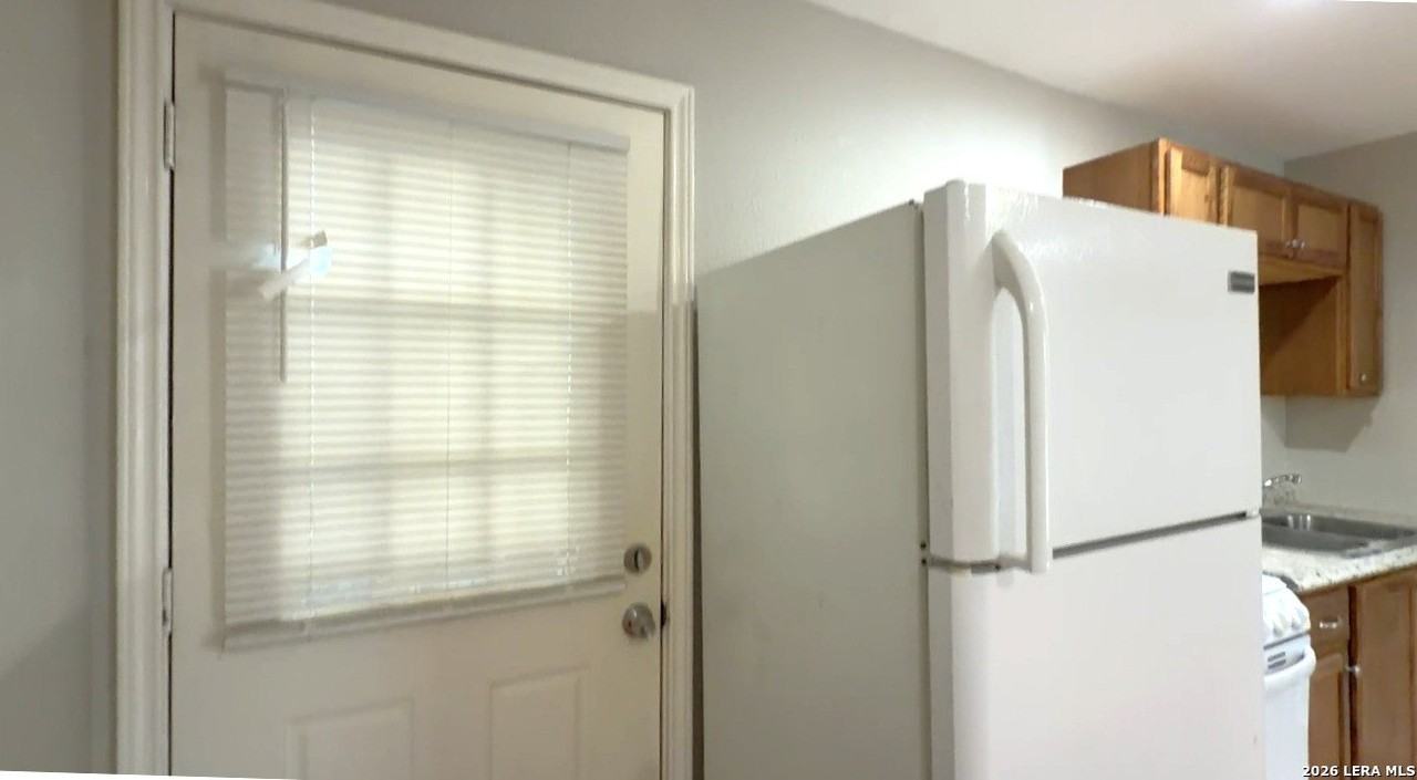 902 W Kings Hwy #3 - Photo 3 of 10