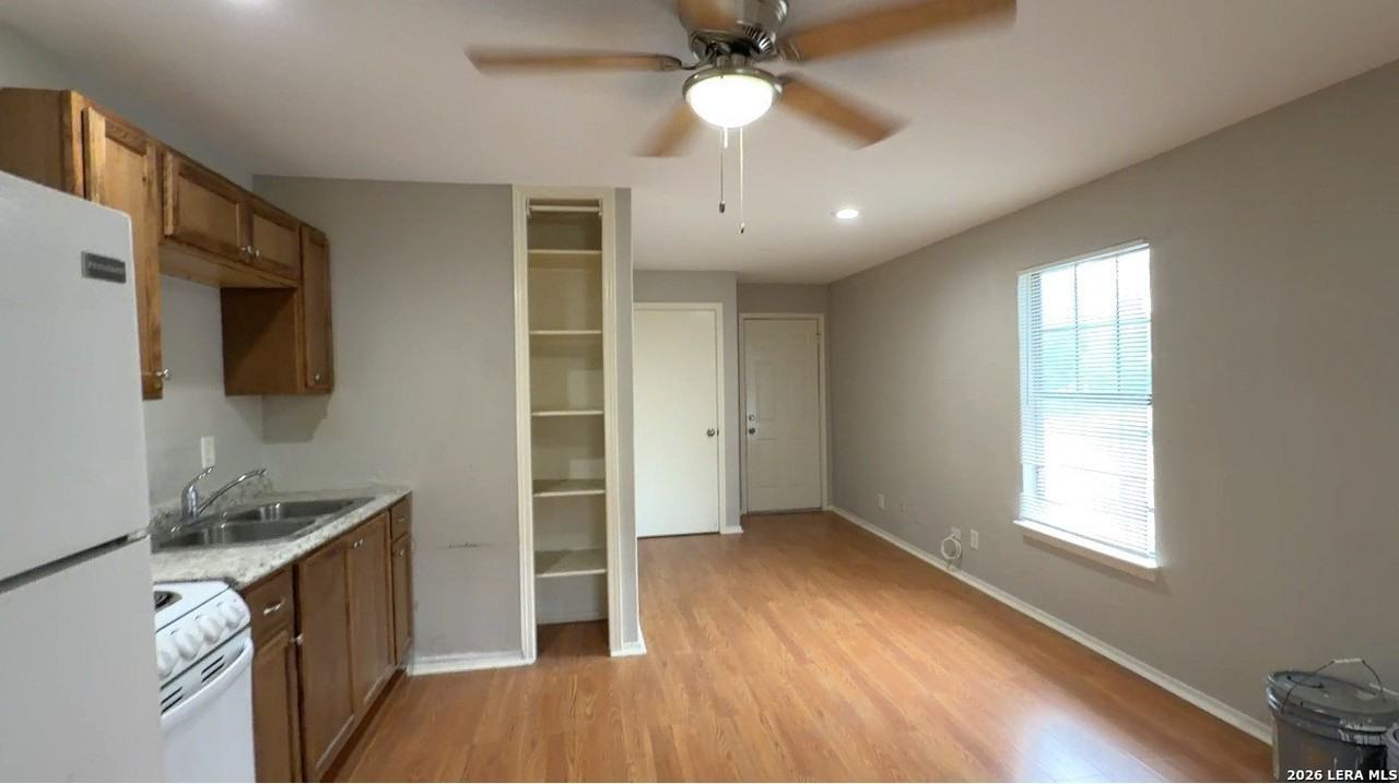 902 W Kings Hwy #3 - Photo 4 of 10