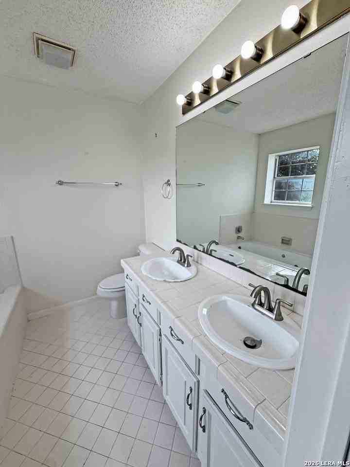 16710 Henderson Pass - Photo 5 of 28