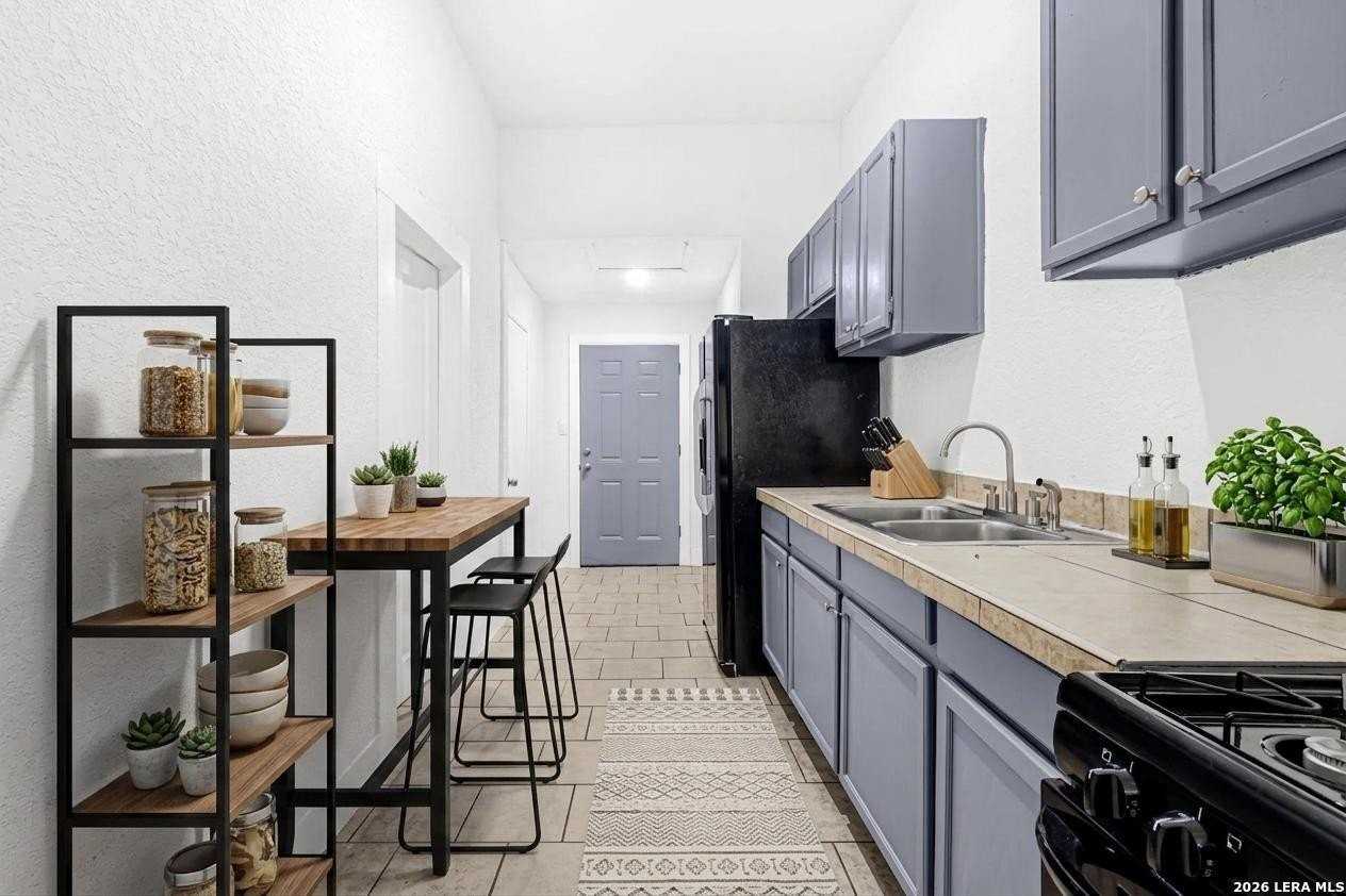 127 Dimmit St - Photo 6 of 25