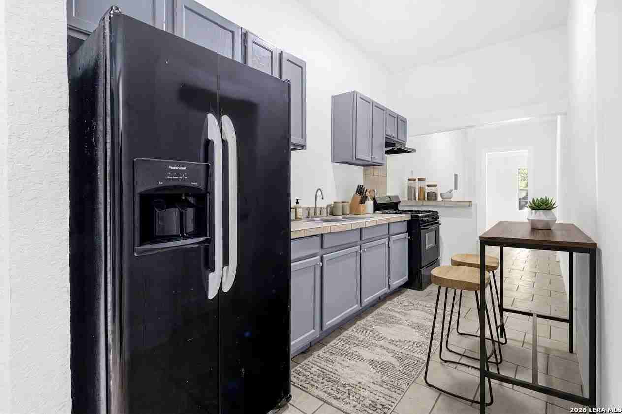 127 Dimmit St - Photo 7 of 25