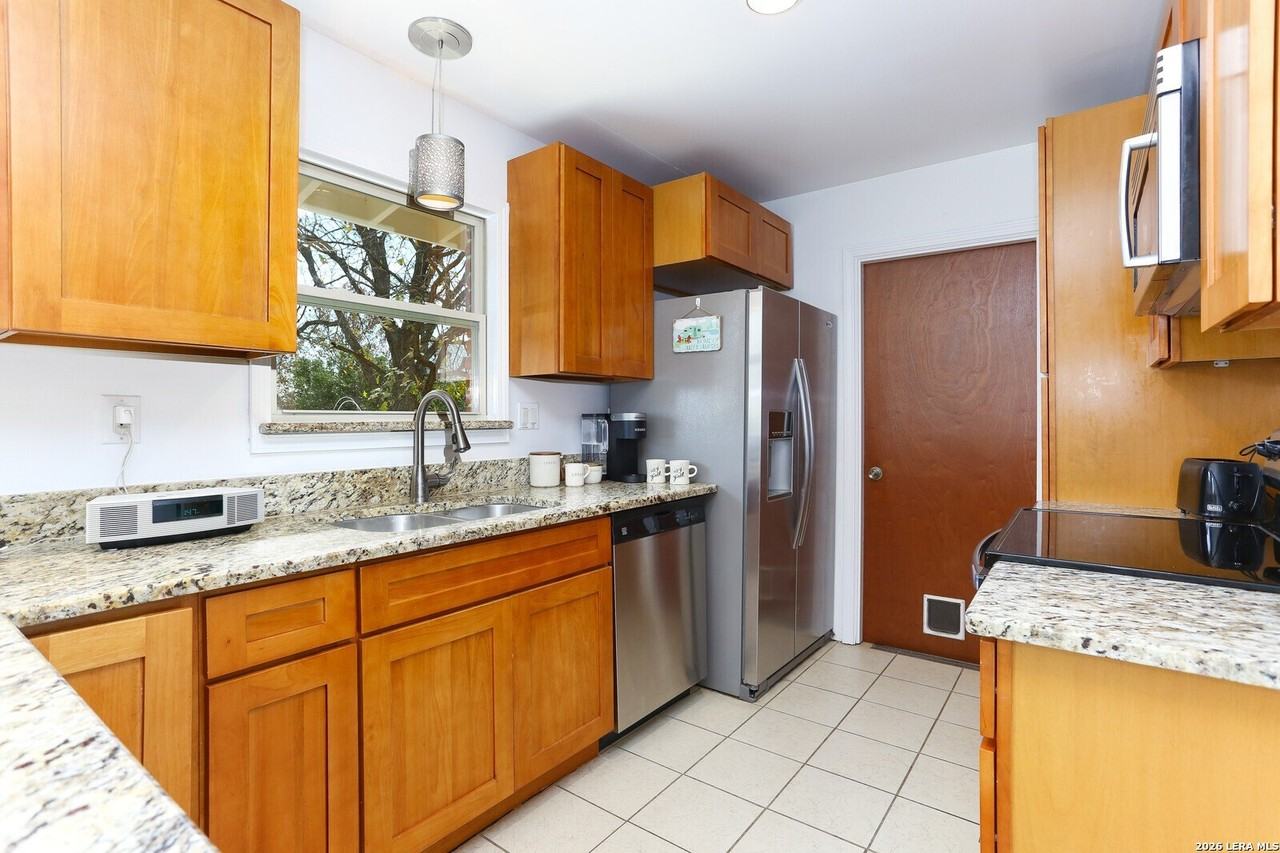 2806 Belvoir Dr - Photo 5 of 15