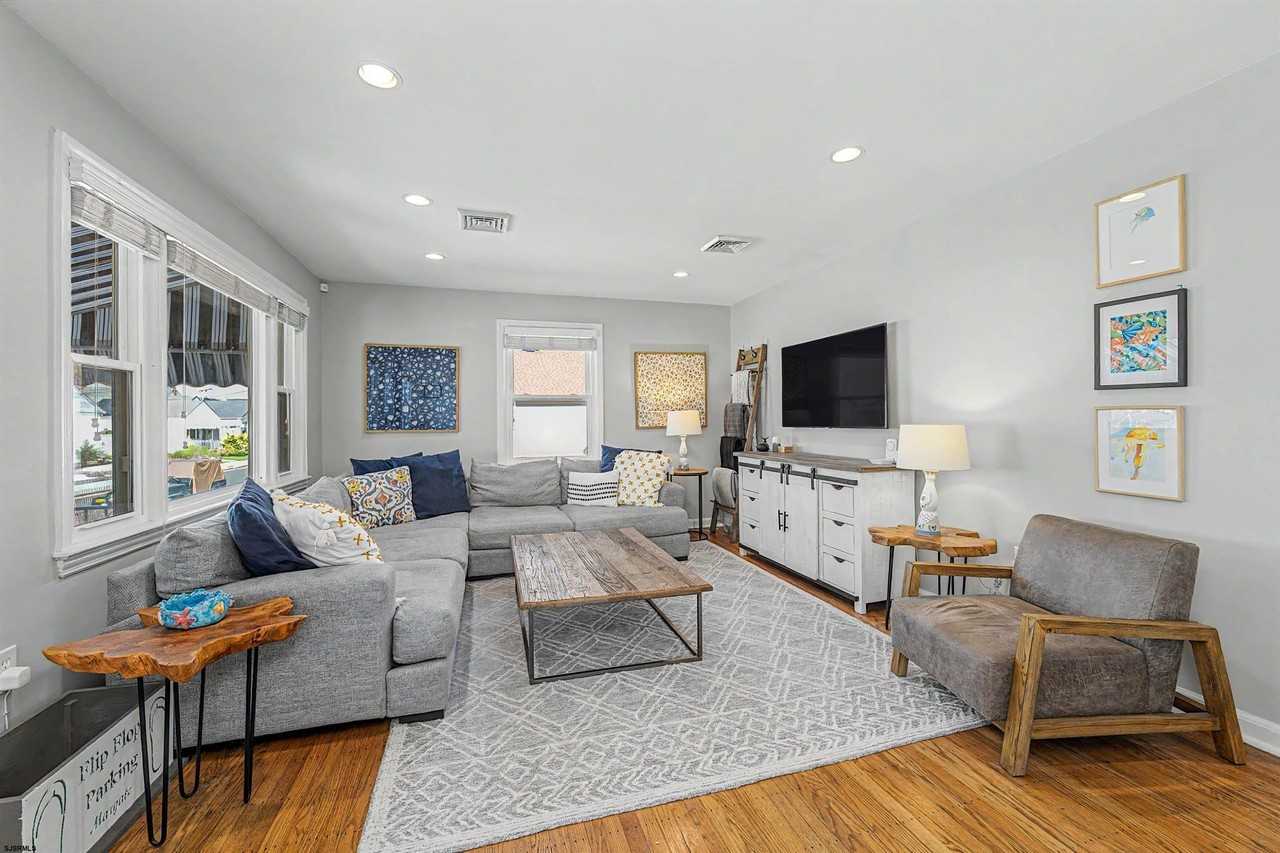 205 N Delavan Ave - Photo 3 of 22