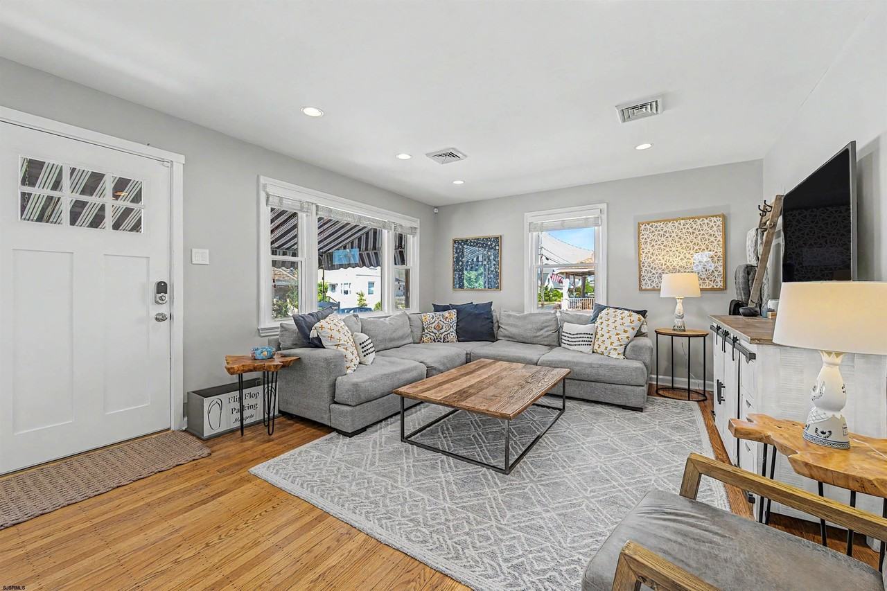 205 N Delavan Ave - Photo 4 of 22
