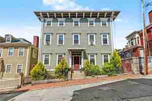 featured image of 40 Bowen St #1