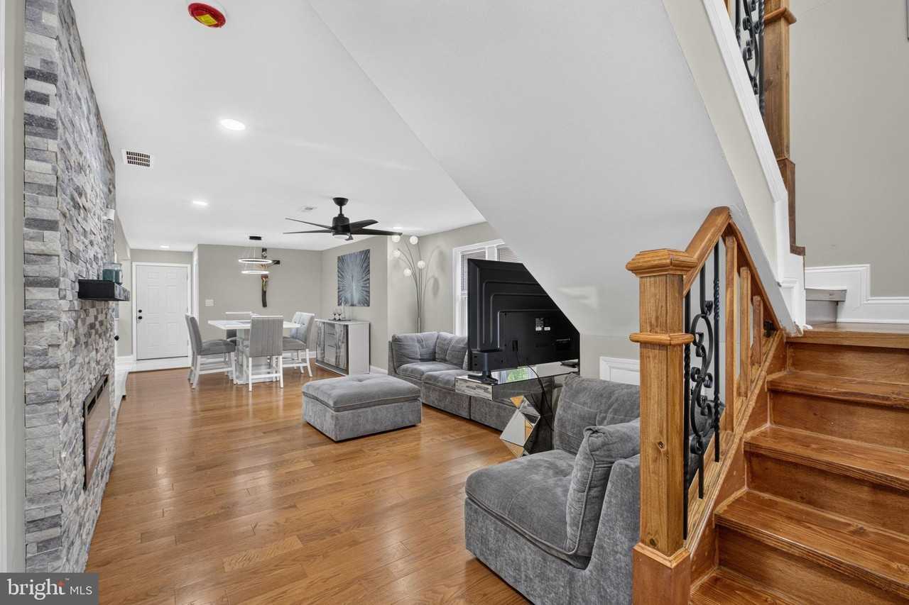 109 E 40th St - Photo 2 of 20