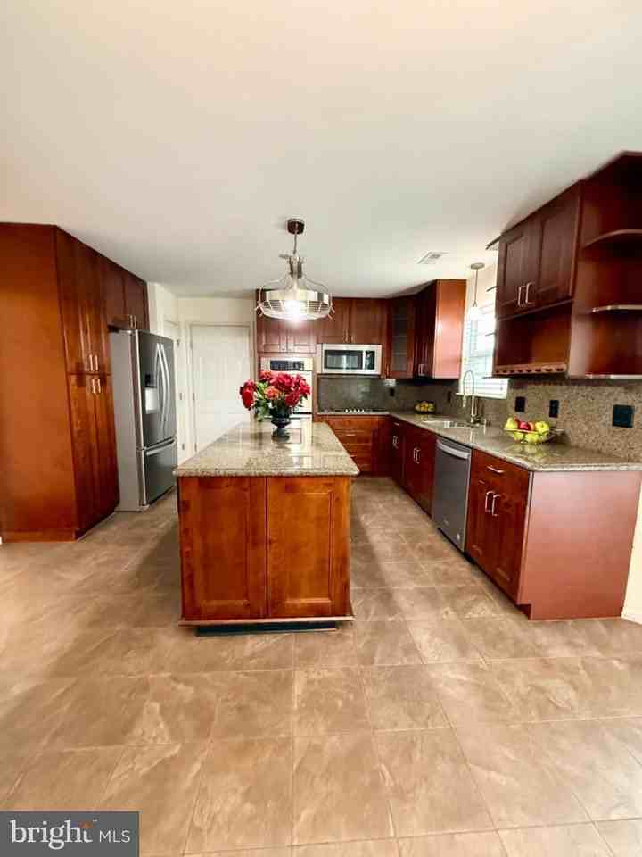 2608 Capital Ct - Photo 5 of 20