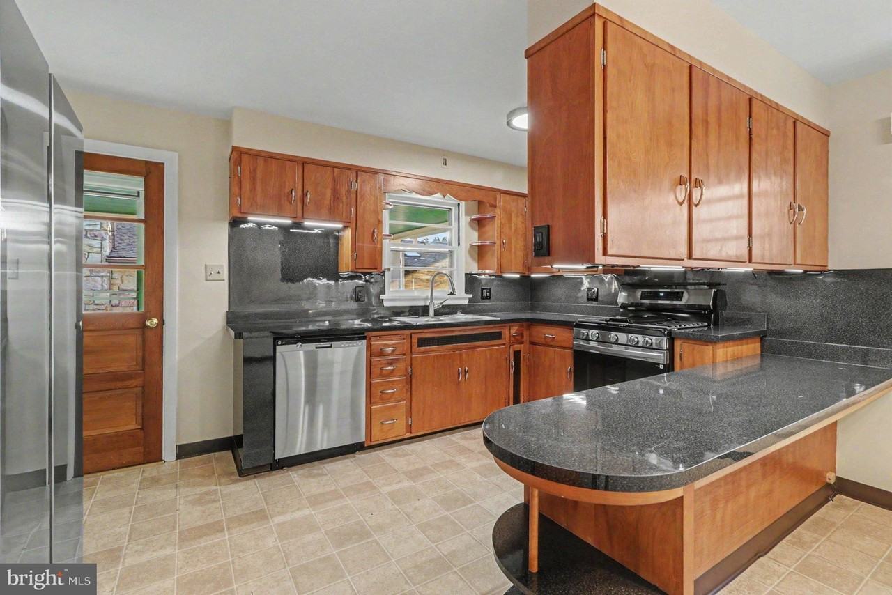 442 W Caracas Ave - Photo 7 of 30