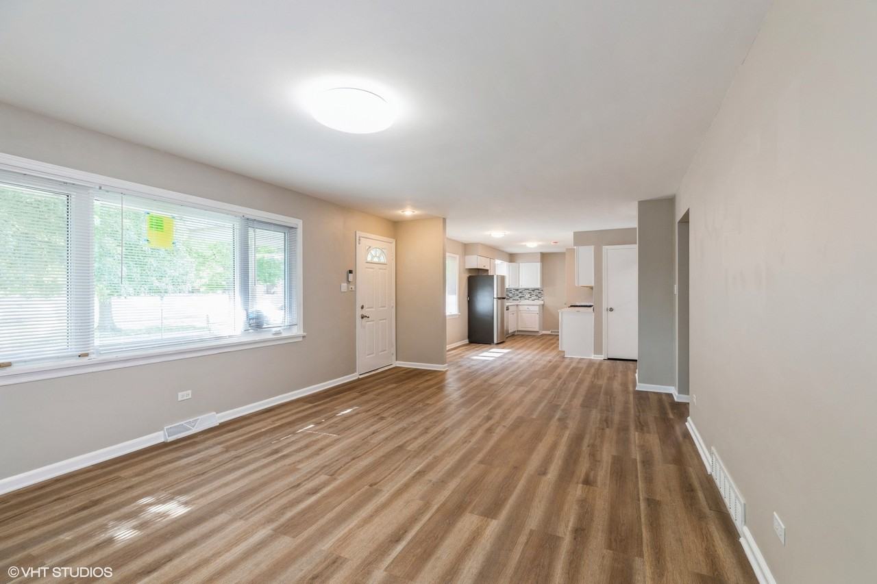 18379 Glen Oak Ave - Photo 2 of 15