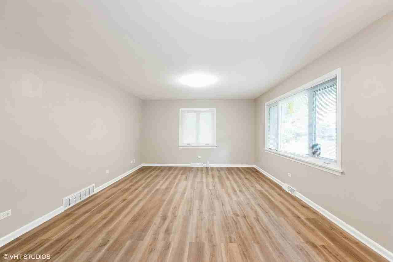 18379 Glen Oak Ave - Photo 3 of 15