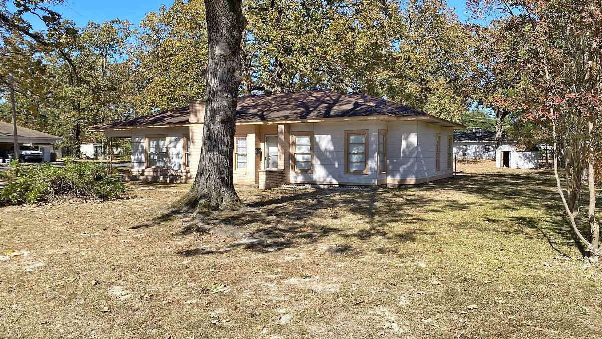 1426 Willis St - Photo 3 of 20