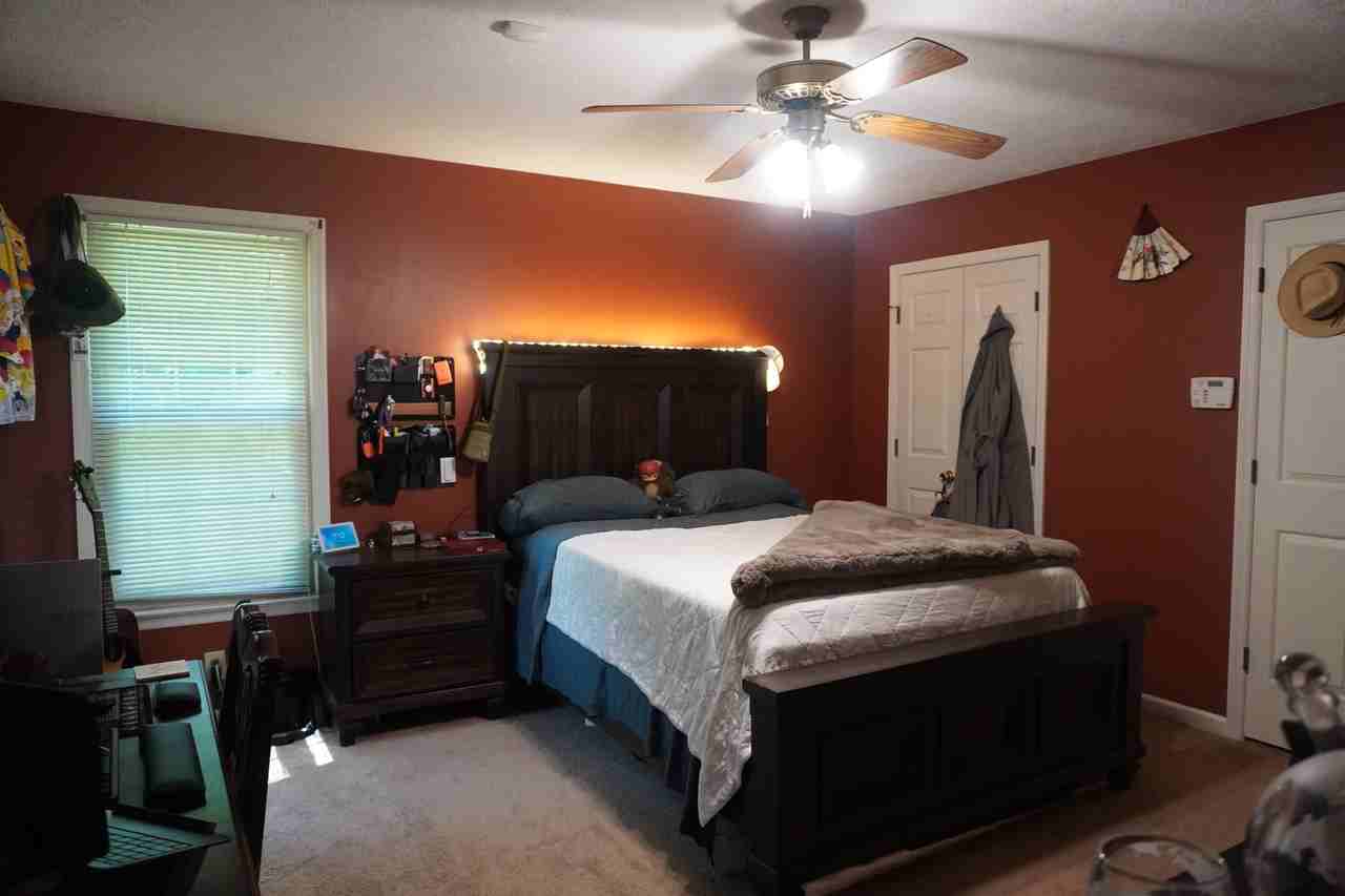 496 Lindsay Rd - Photo 7 of 17