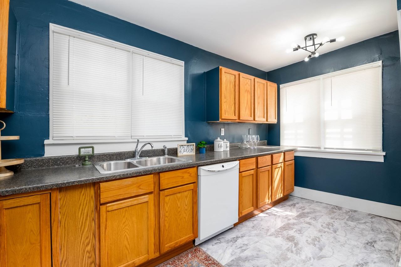 406 E 8th Ave - Photo 7 of 11