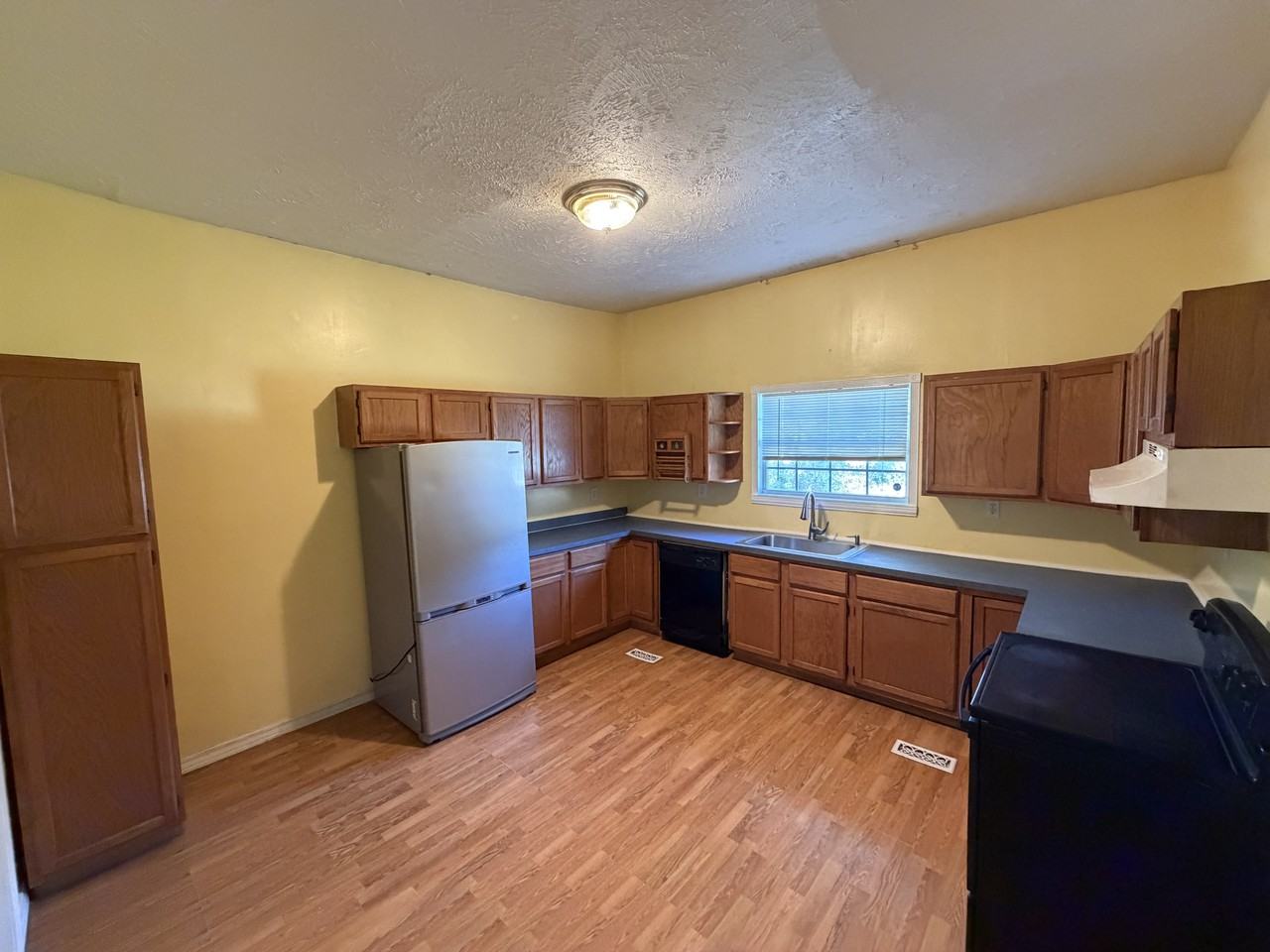 1606 N Elm St - Photo 4 of 10