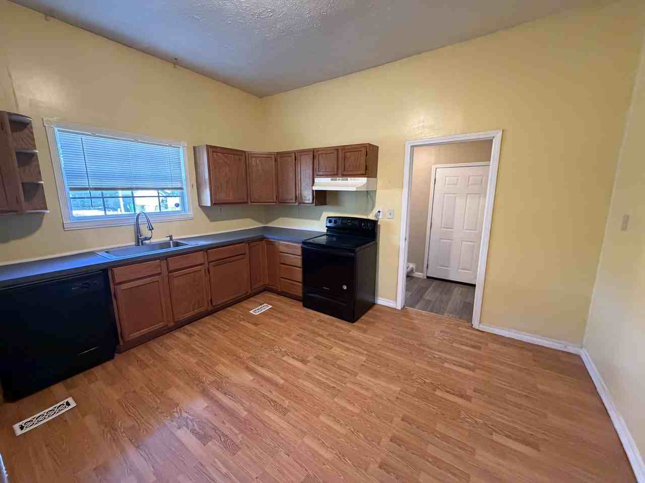 1606 N Elm St - Photo 5 of 10