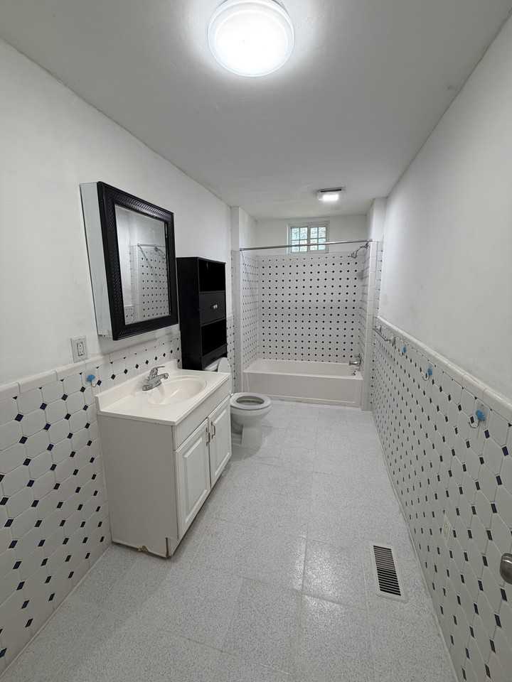 1606 N Elm St - Photo 6 of 10