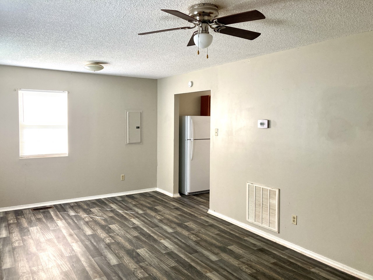 603 W Mill St - Photo 2 of 14