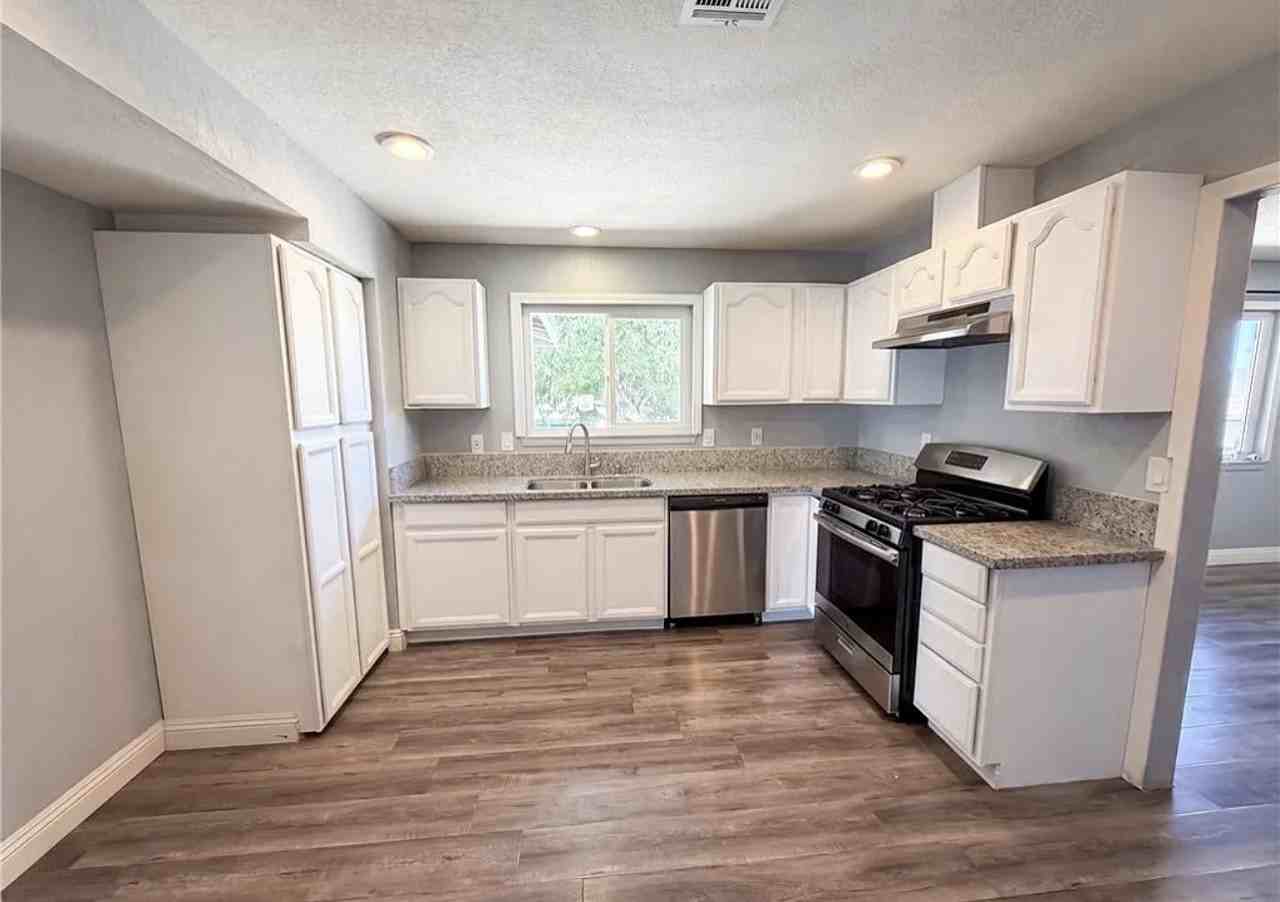 15929 La Verida Drive - Photo 7 of 9