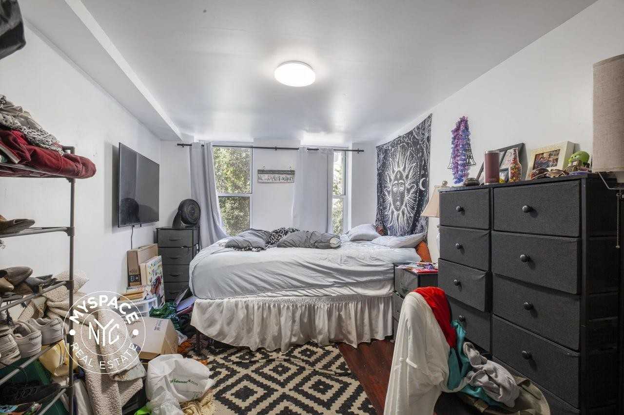 18 Meserole St #2A - Photo 3 of 8