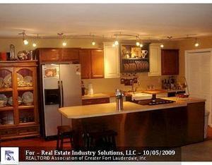 819 SW 13th St - Photo 2 of 10