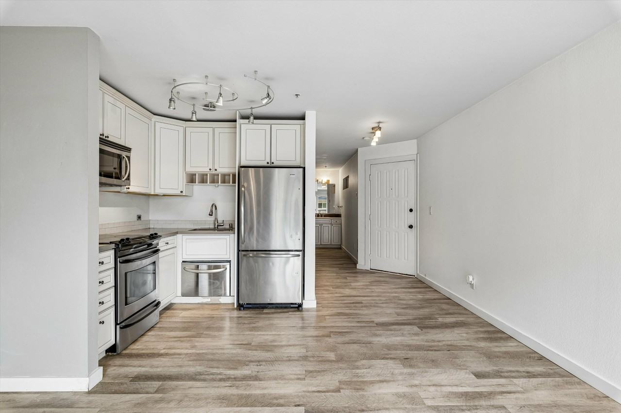 511 E Roy St #213 - Photo 6 of 17