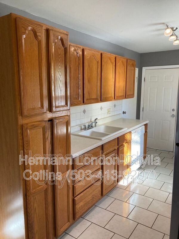 2465 Hawthorne Manor Dr - Photo 3 of 15
