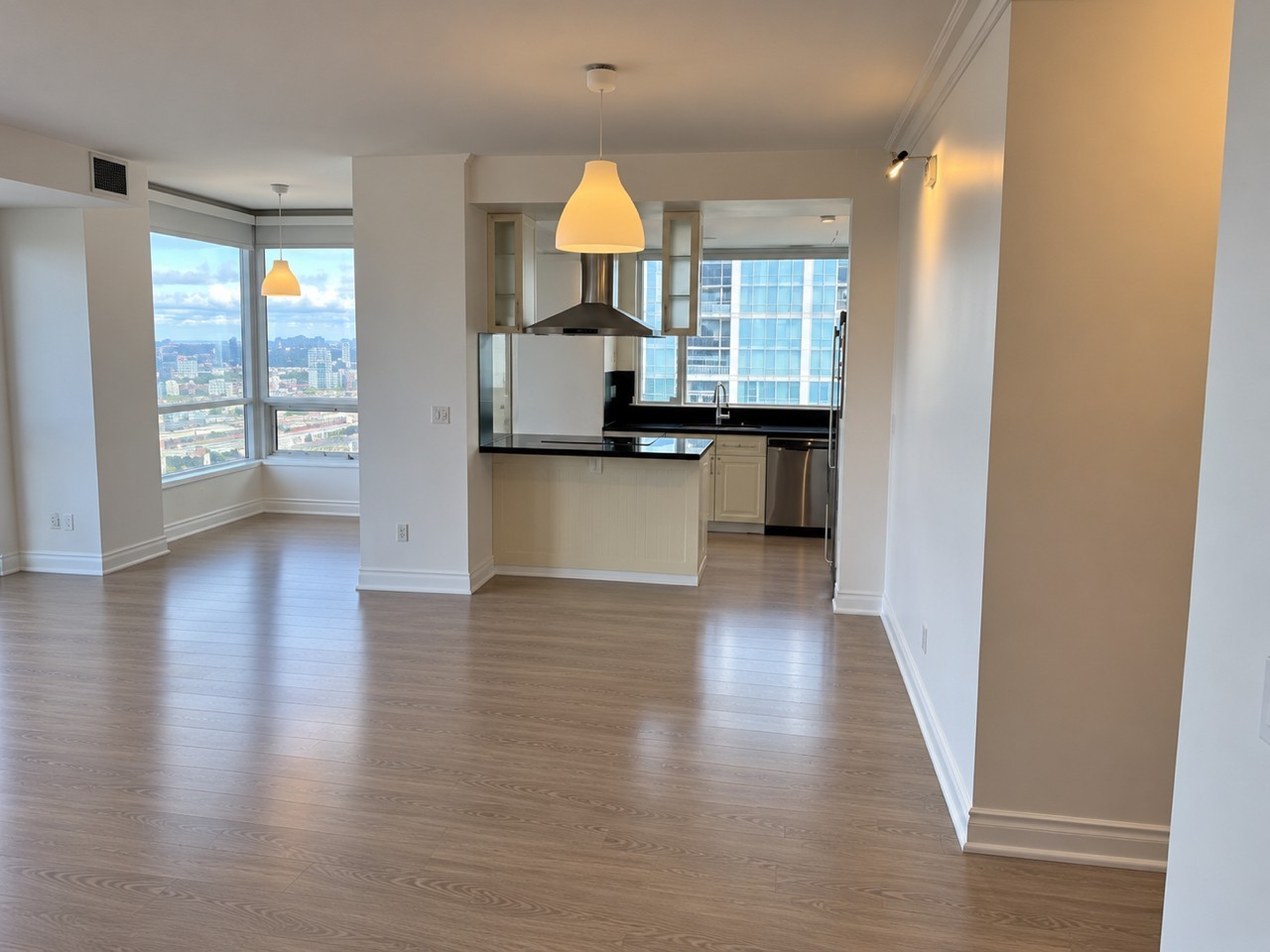 761 Bay St - Photo 4 of 20