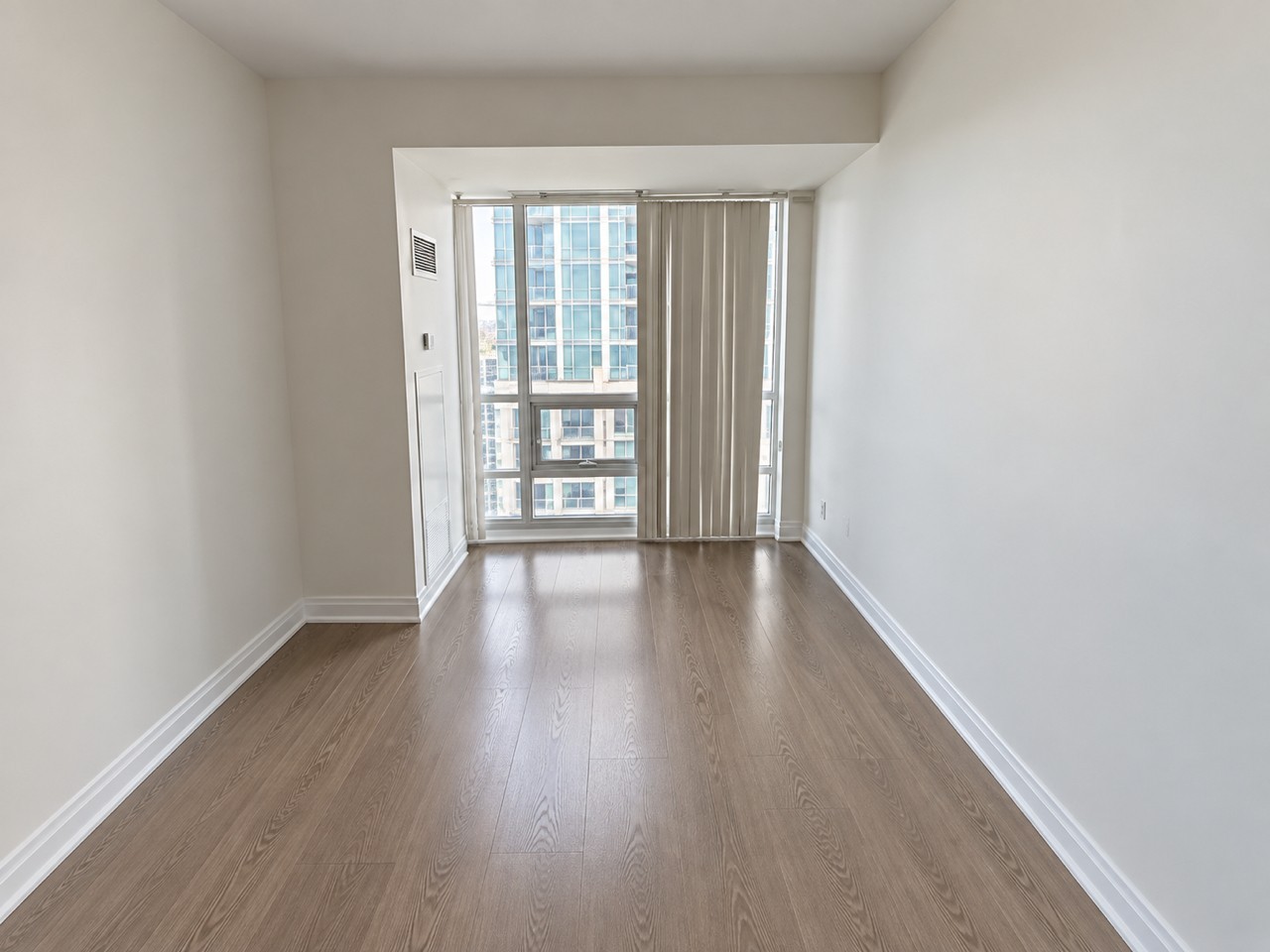 761 Bay St - Photo 6 of 20