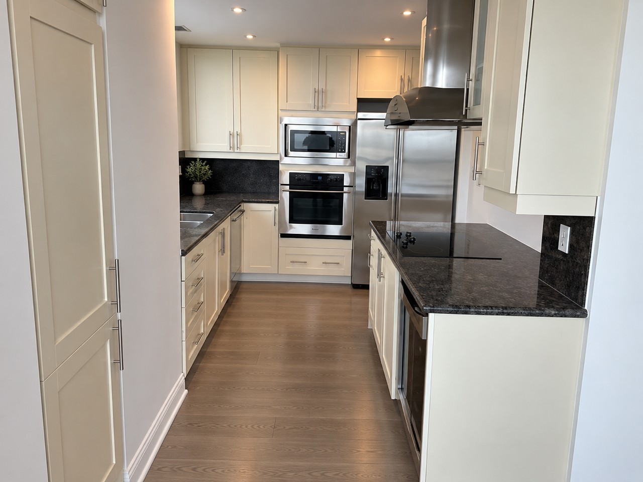 761 Bay St - Photo 7 of 20