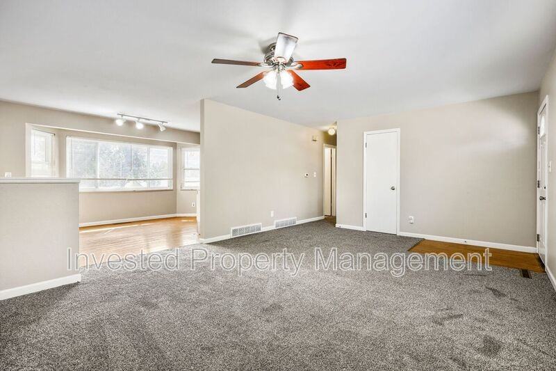 403 Elmwood Dr - Photo 3 of 20