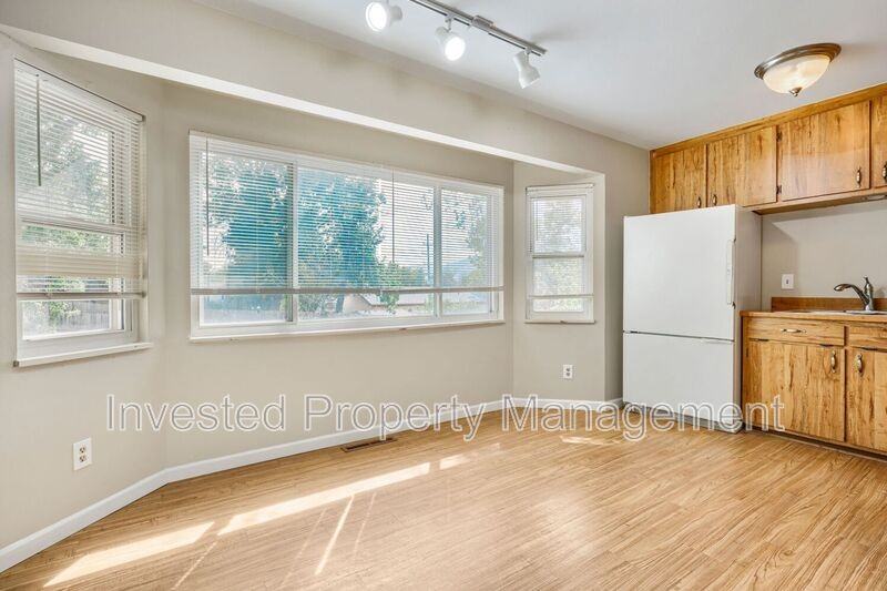 403 Elmwood Dr - Photo 4 of 20