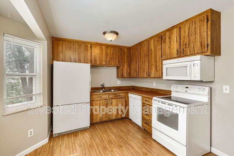 403 Elmwood Dr - Photo 5 of 20